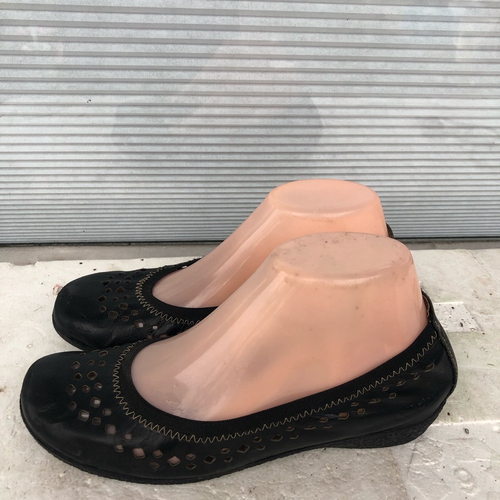 Taos Ballet Flats Women's Black Dots Cut Leather Slip On Shoes Size 37/6.5US
